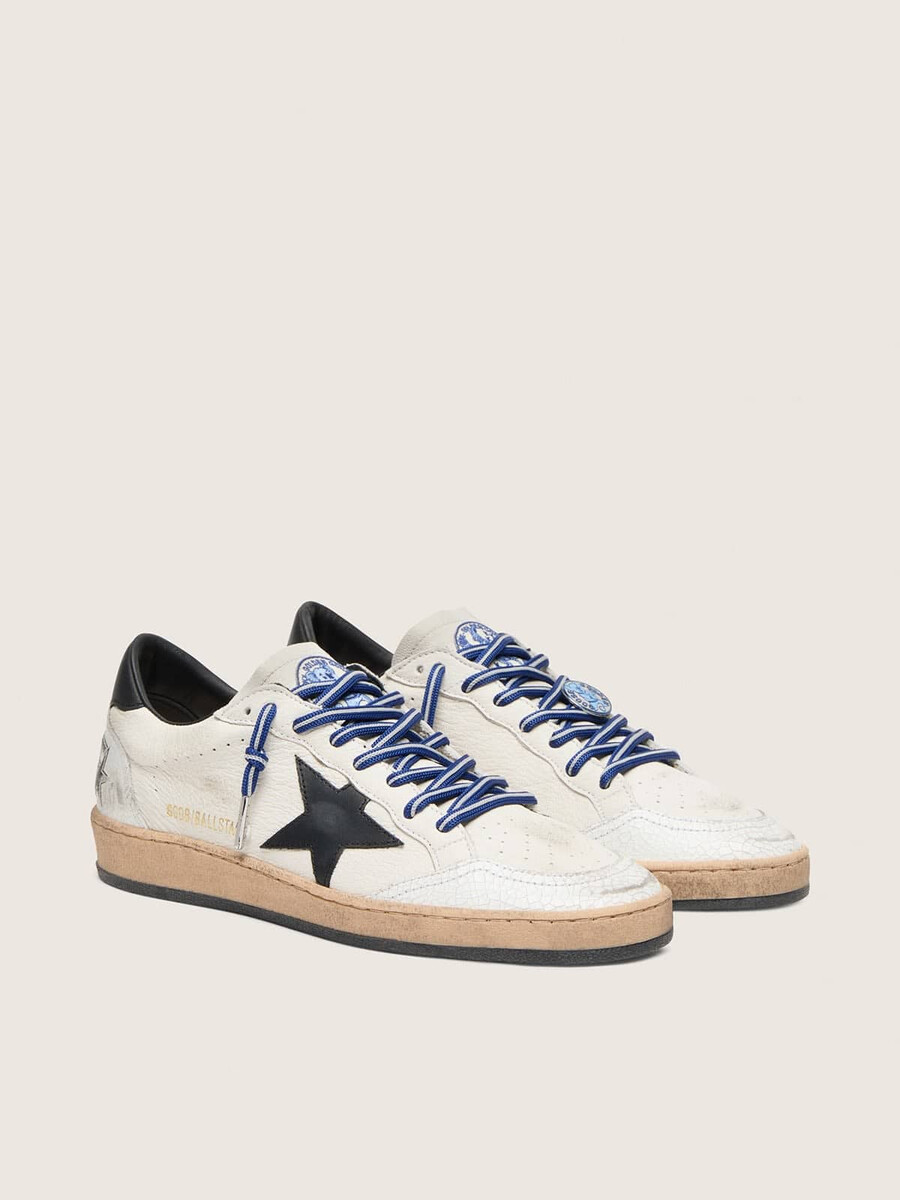 der vom tennis inspirierte damenschuh ball star ltd ist aus weißem nappaleder gefertigt und mit einem schwarzen lederstern sowie einer fersenlasche versehen.