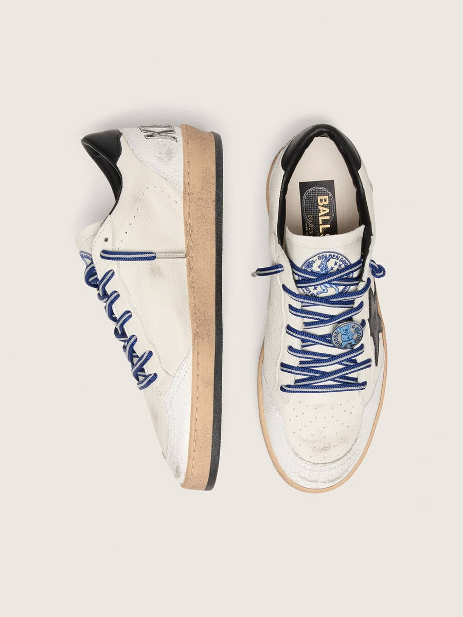 der vom tennis inspirierte damenschuh ball star ltd ist aus weißem nappaleder gefertigt und mit einem schwarzen lederstern sowie einer fersenlasche versehen.