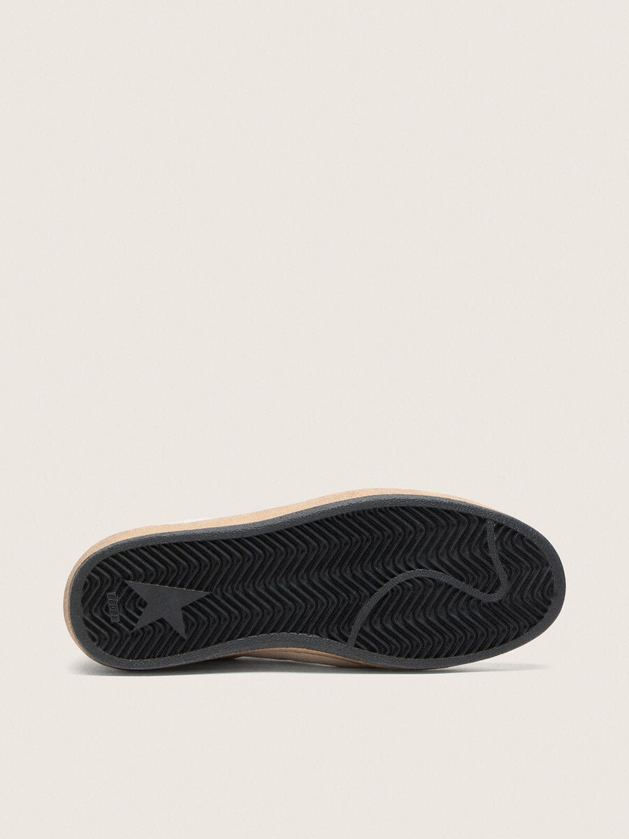 der vom tennis inspirierte damenschuh ball star ltd ist aus weißem nappaleder gefertigt und mit einem schwarzen lederstern sowie einer fersenlasche versehen.