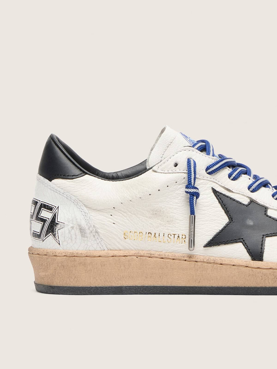 der vom tennis inspirierte damenschuh ball star ltd ist aus weißem nappaleder gefertigt und mit einem schwarzen lederstern sowie einer fersenlasche versehen.