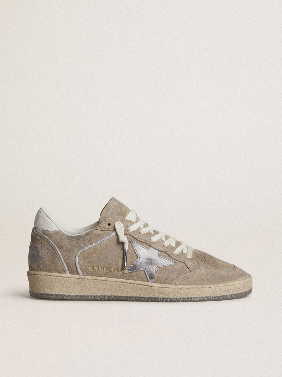 damen-sandalen ball star ltd aus beigefarbenem wildleder mit silberfarbenem metallic-lederstern und weißer leder-fersenlasche.