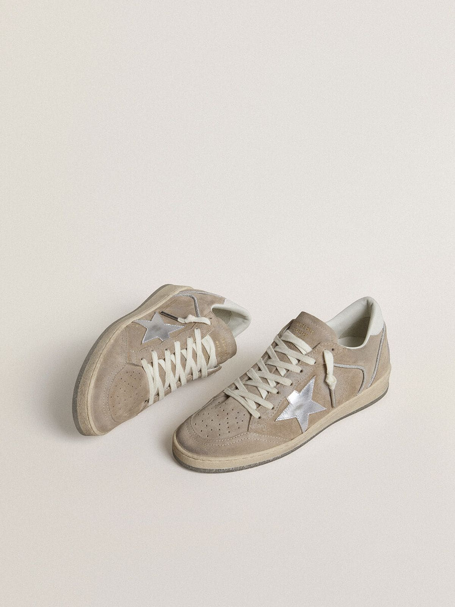 damen-sandalen ball star ltd aus beigefarbenem wildleder mit silberfarbenem metallic-lederstern und weißer leder-fersenlasche.