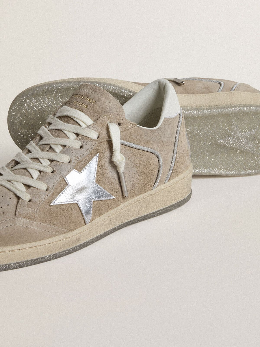 damen-sandalen ball star ltd aus beigefarbenem wildleder mit silberfarbenem metallic-lederstern und weißer leder-fersenlasche.
