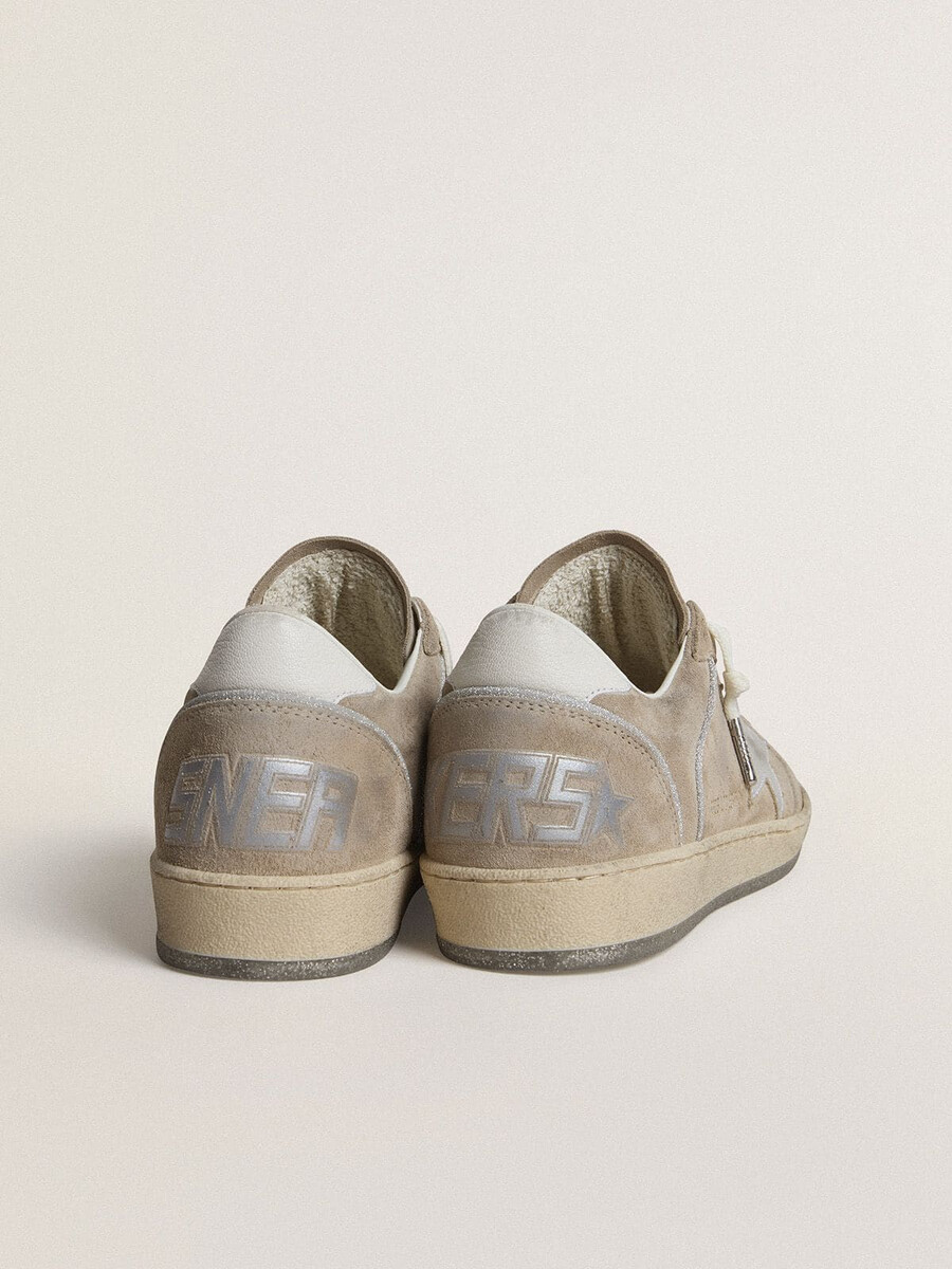 damen-sandalen ball star ltd aus beigefarbenem wildleder mit silberfarbenem metallic-lederstern und weißer leder-fersenlasche.