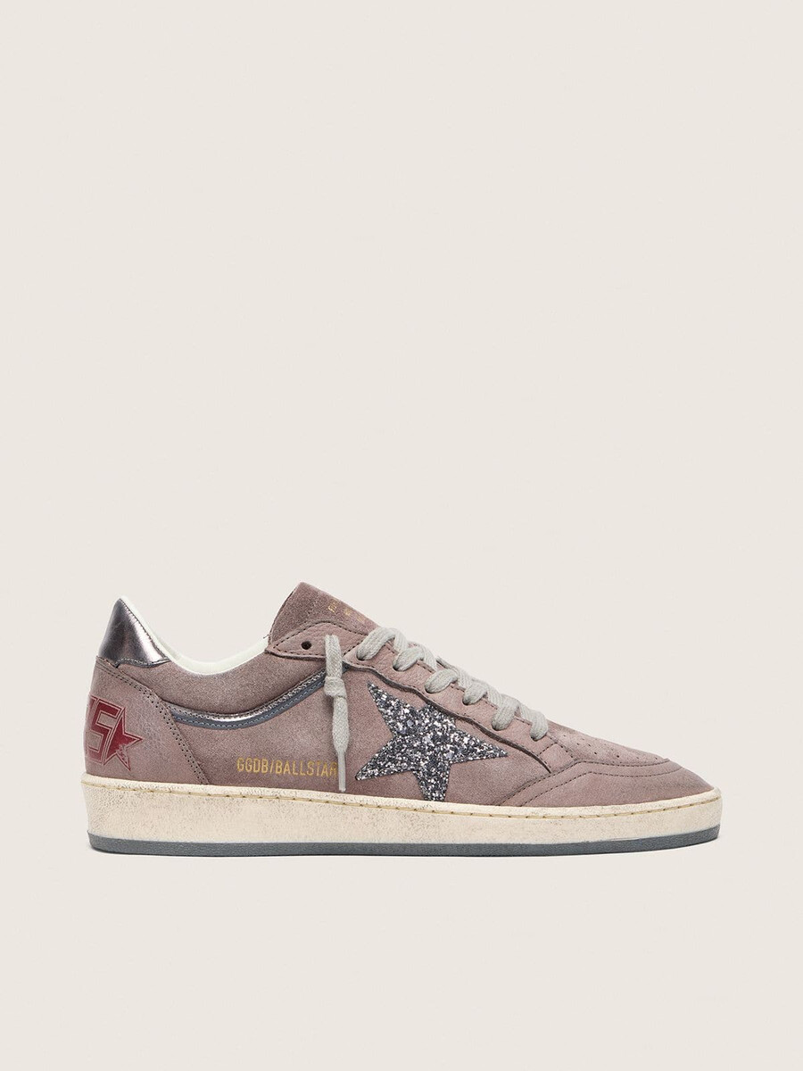 ball star damenschuh aus lavendelfarbenem wildleder mit silbernem glitzerstern und fersenlasche aus laminiertem leder.
