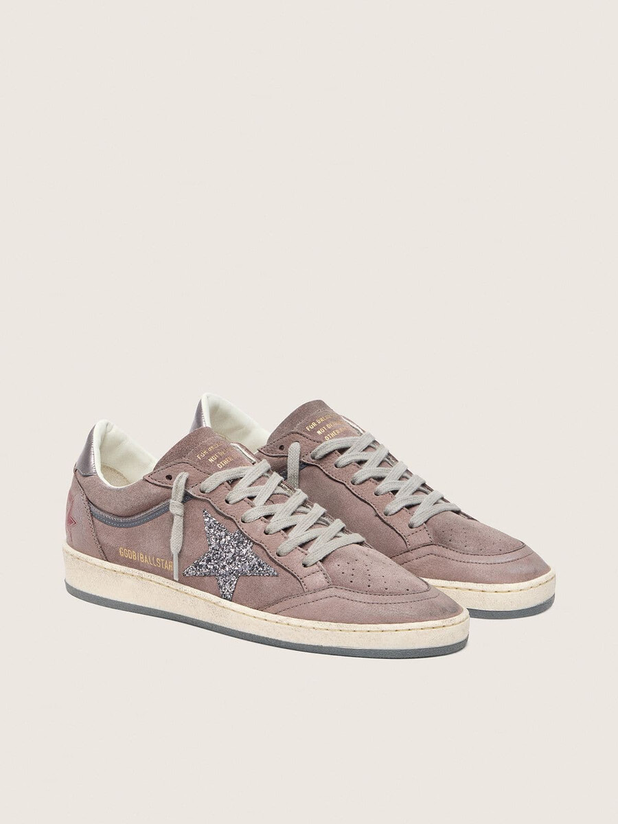 ball star damenschuh aus lavendelfarbenem wildleder mit silbernem glitzerstern und fersenlasche aus laminiertem leder.
