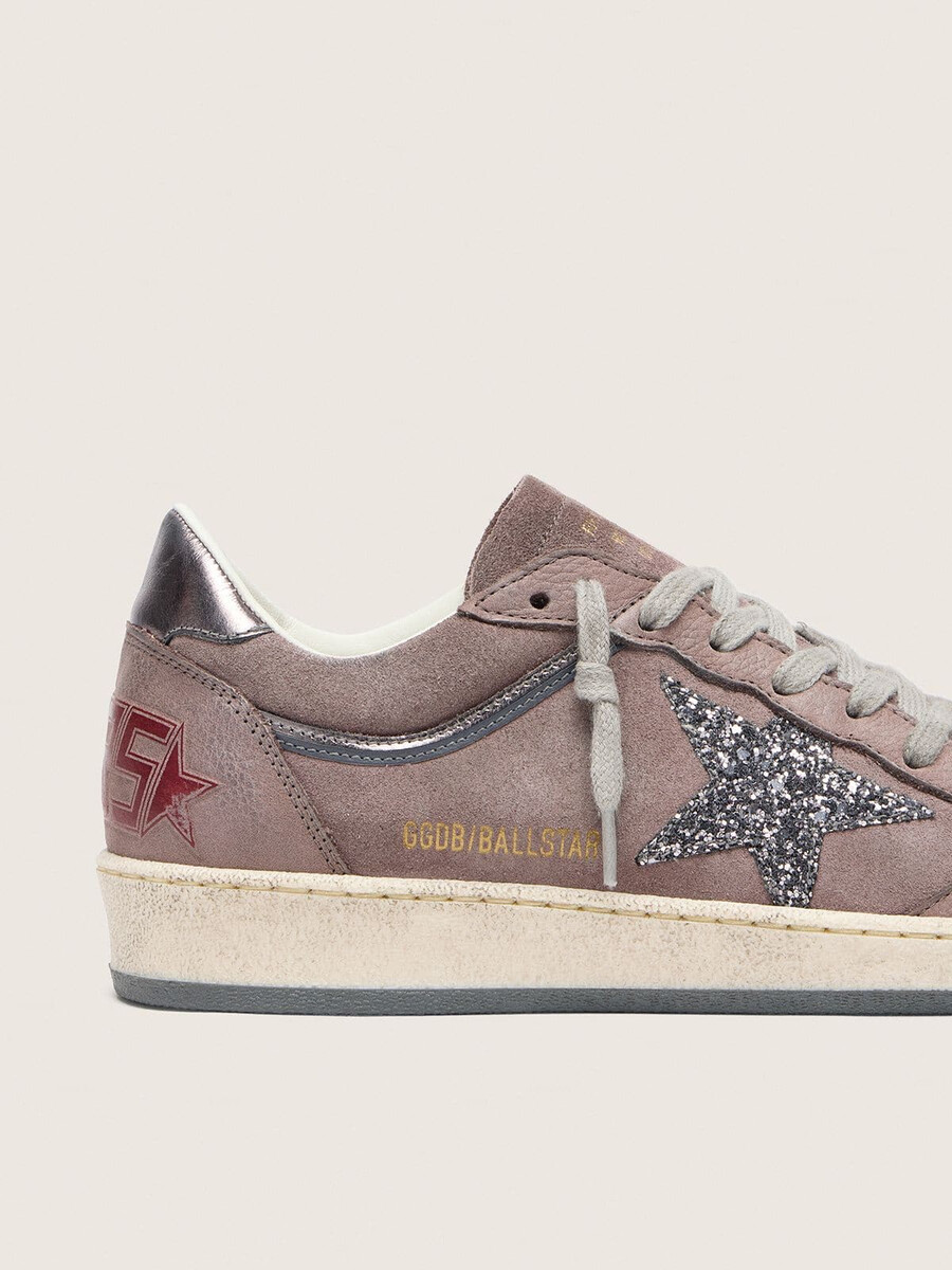 ball star damenschuh aus lavendelfarbenem wildleder mit silbernem glitzerstern und fersenlasche aus laminiertem leder.