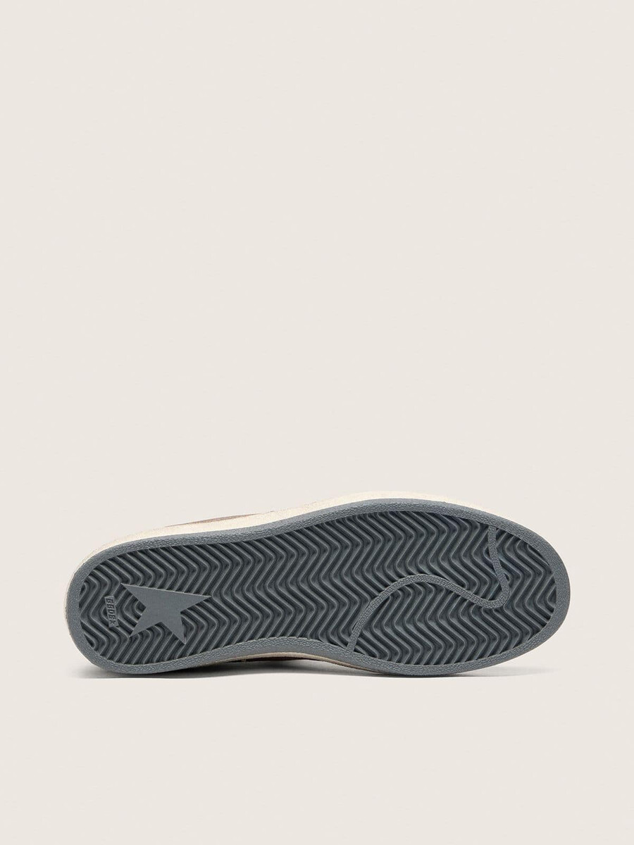 ball star damenschuh aus lavendelfarbenem wildleder mit silbernem glitzerstern und fersenlasche aus laminiertem leder.