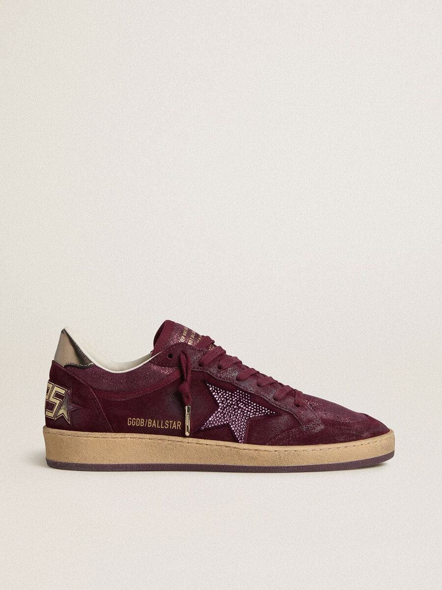ball star damenschuh aus burgunderrotem wildleder mit kristallstern und fersenlasche aus metallic-leder.
