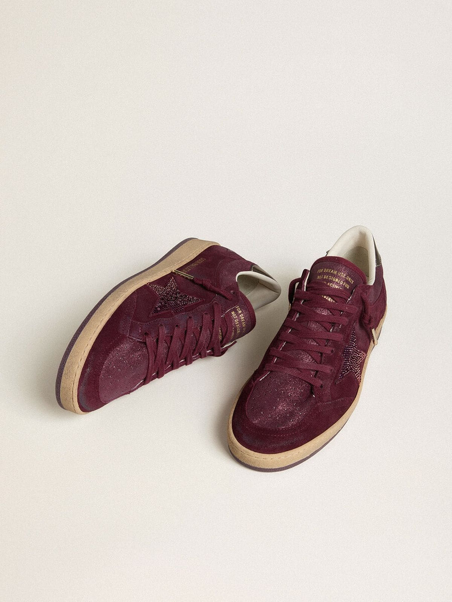 ball star damenschuh aus burgunderrotem wildleder mit kristallstern und fersenlasche aus metallic-leder.
