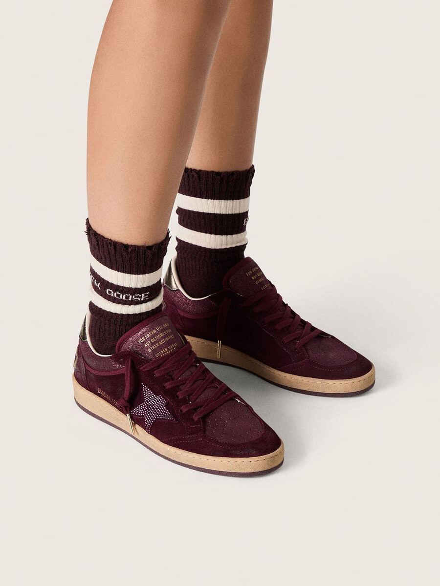 ball star damenschuh aus burgunderrotem wildleder mit kristallstern und fersenlasche aus metallic-leder.