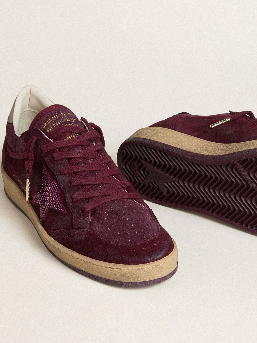 ball star damenschuh aus burgunderrotem wildleder mit kristallstern und fersenlasche aus metallic-leder.