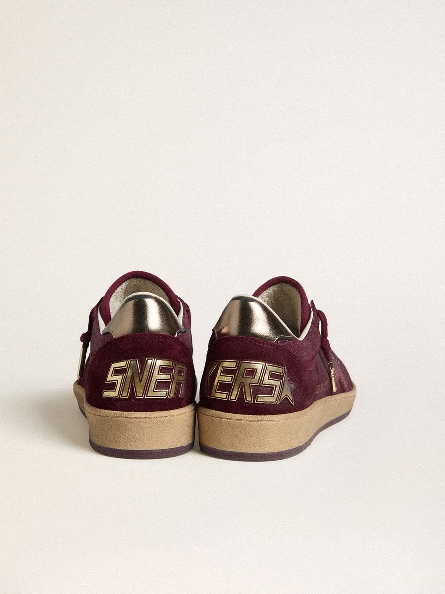 ball star damenschuh aus burgunderrotem wildleder mit kristallstern und fersenlasche aus metallic-leder.