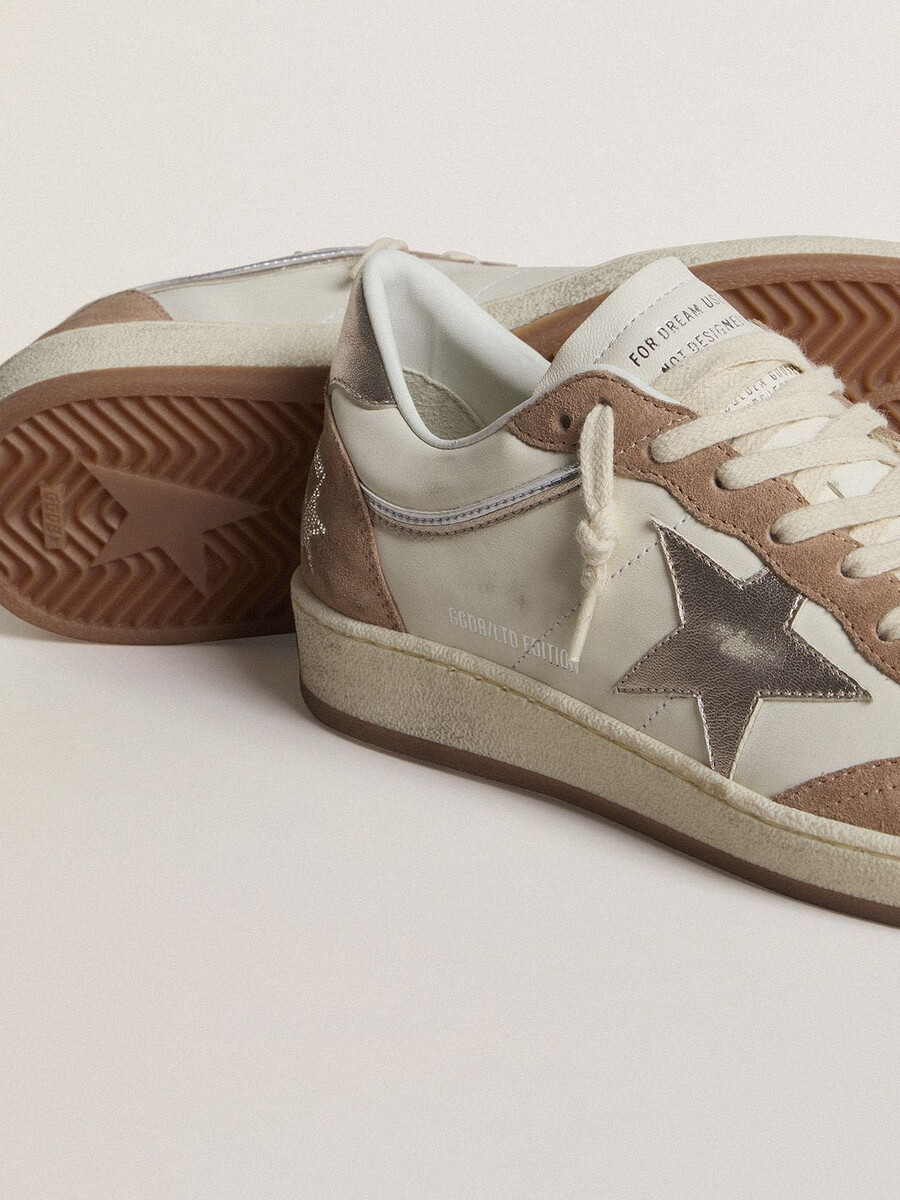 ball star ltd aus weißem nappaleder und altrosafarbenem wildleder mit silberfarbenem lederstern und fersenlasche.