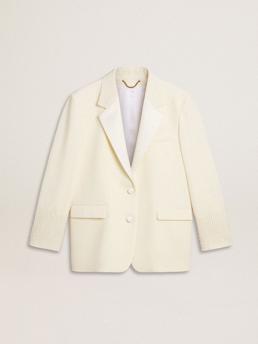 weiße einreihige oversize-jacke mit seideneffekt und stickerei.