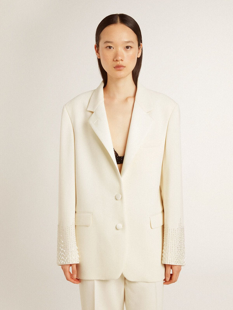 weiße einreihige oversize-jacke mit seideneffekt und stickerei.