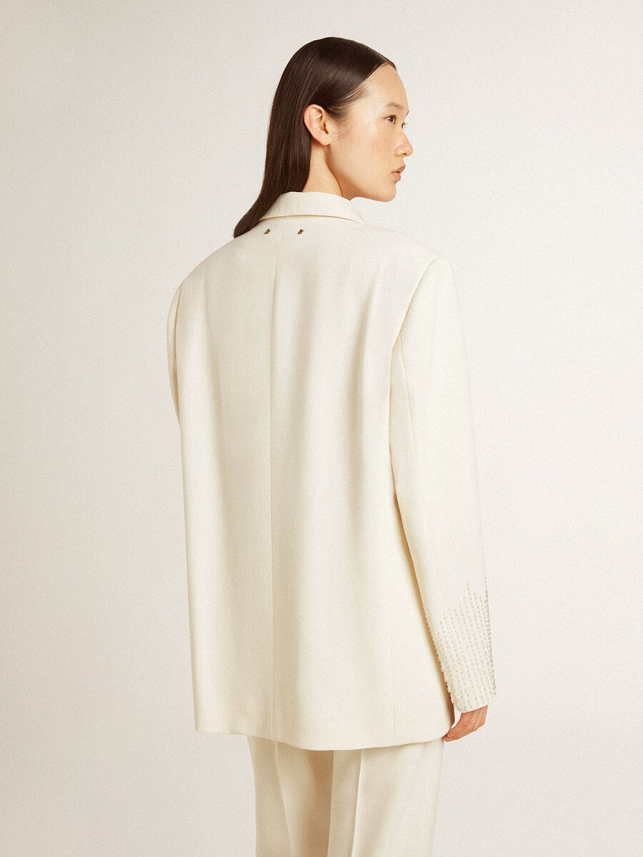 weiße einreihige oversize-jacke mit seideneffekt und stickerei.