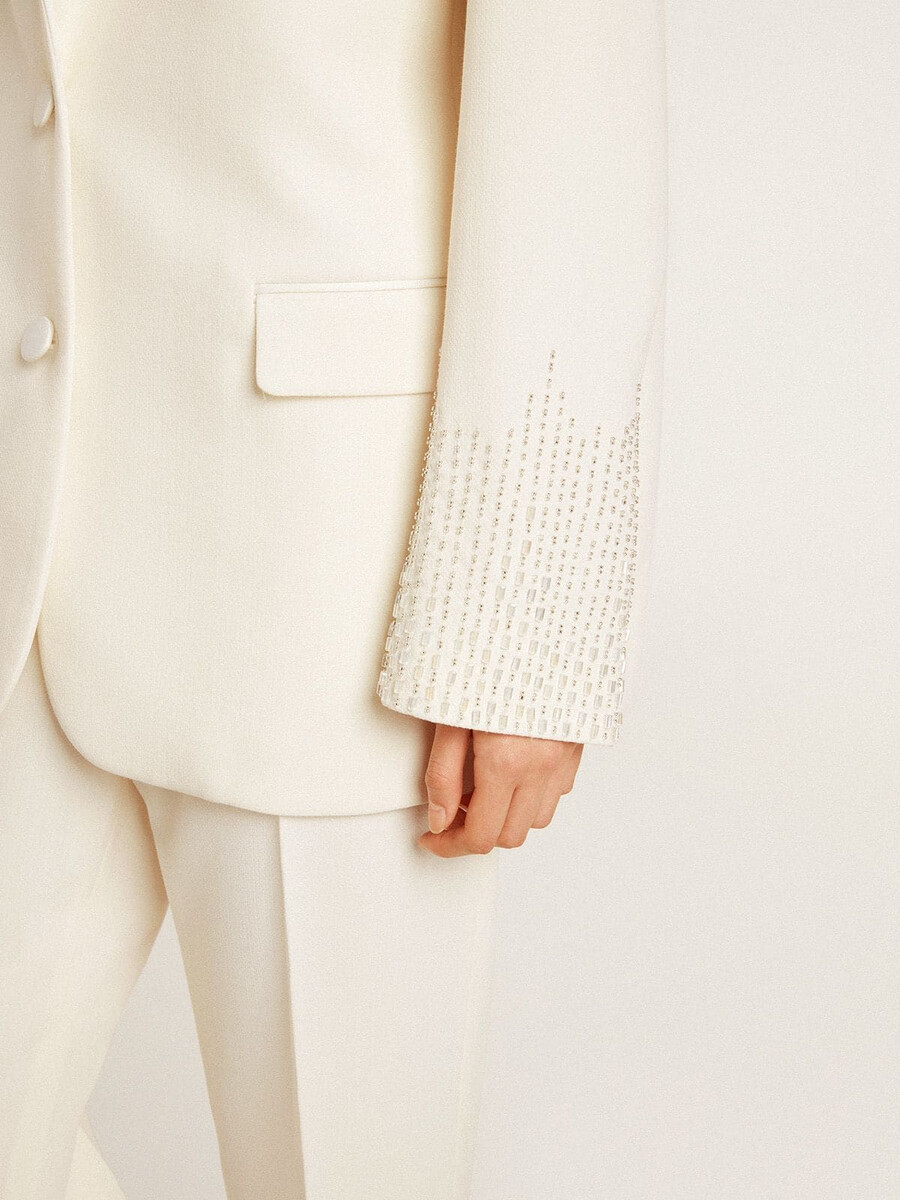weiße einreihige oversize-jacke mit seideneffekt und stickerei.
