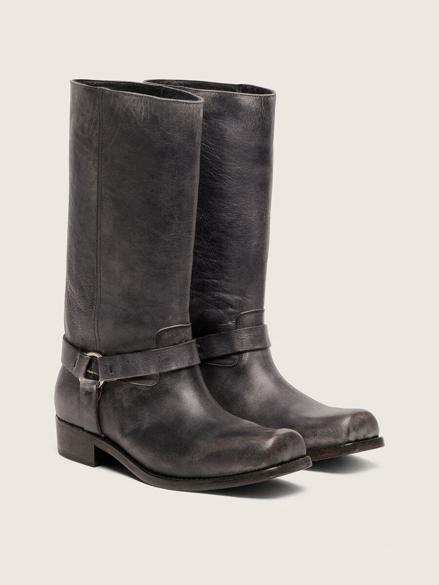 hohe herren-bikerstiefel aus schwarzem leder mit riemen und silberfarbener schnalle