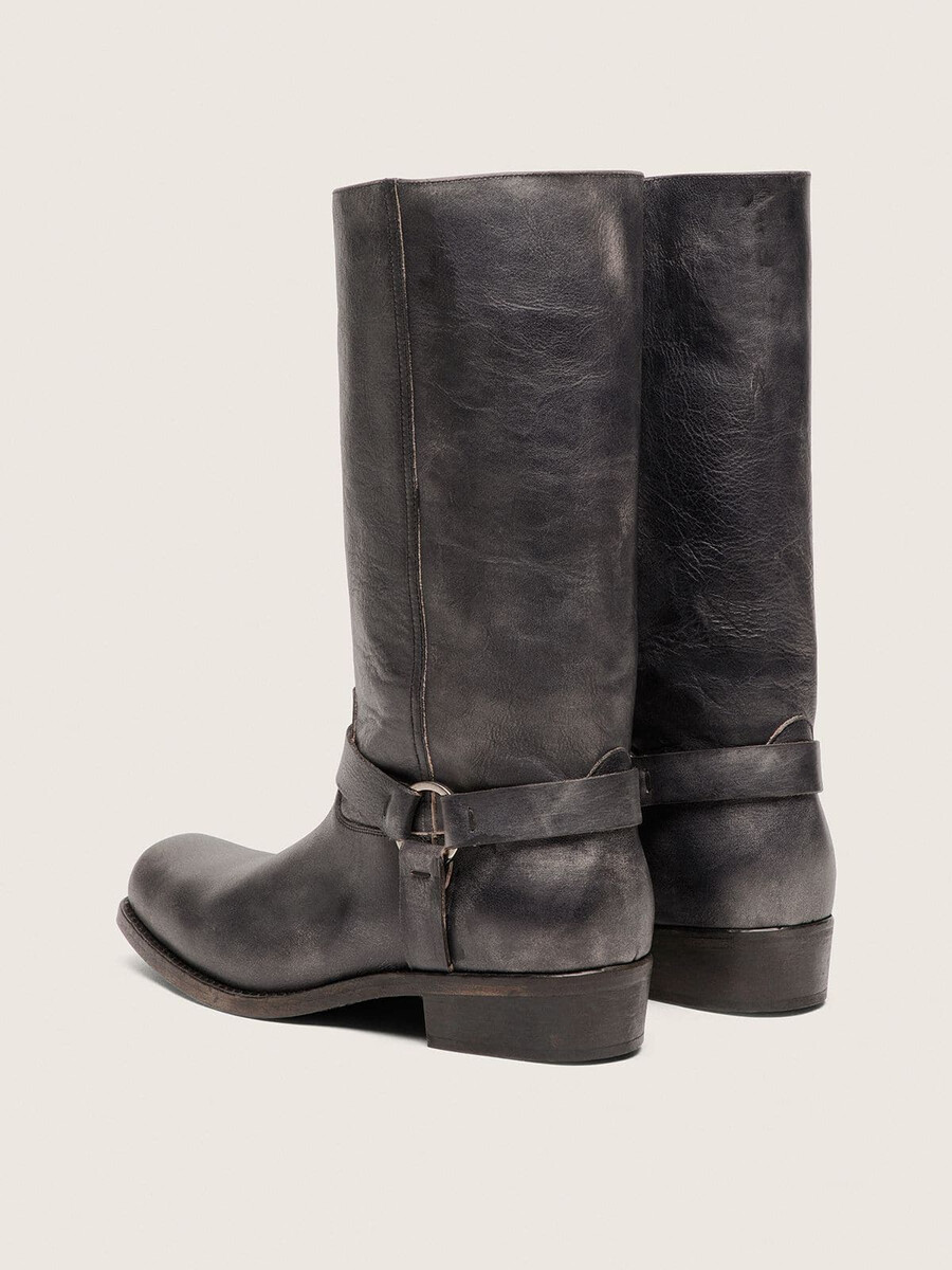 hohe herren-bikerstiefel aus schwarzem leder mit riemen und silberfarbener schnalle