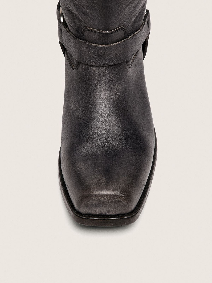 hohe herren-bikerstiefel aus schwarzem leder mit riemen und silberfarbener schnalle
