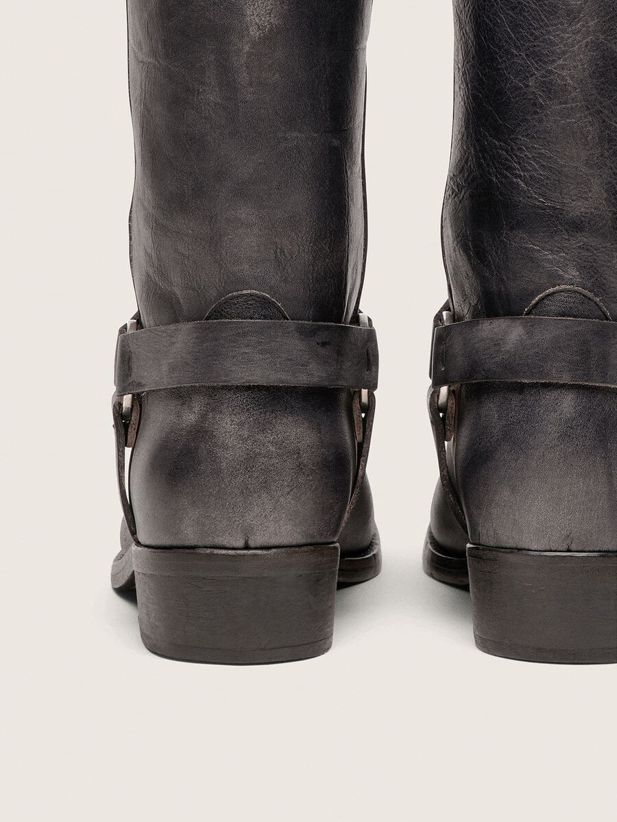 hohe herren-bikerstiefel aus schwarzem leder mit riemen und silberfarbener schnalle