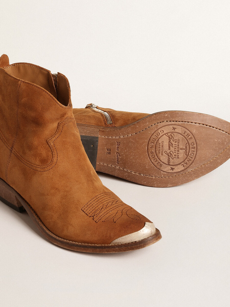 junge stiefeletten aus cognacfarbenem wildleder