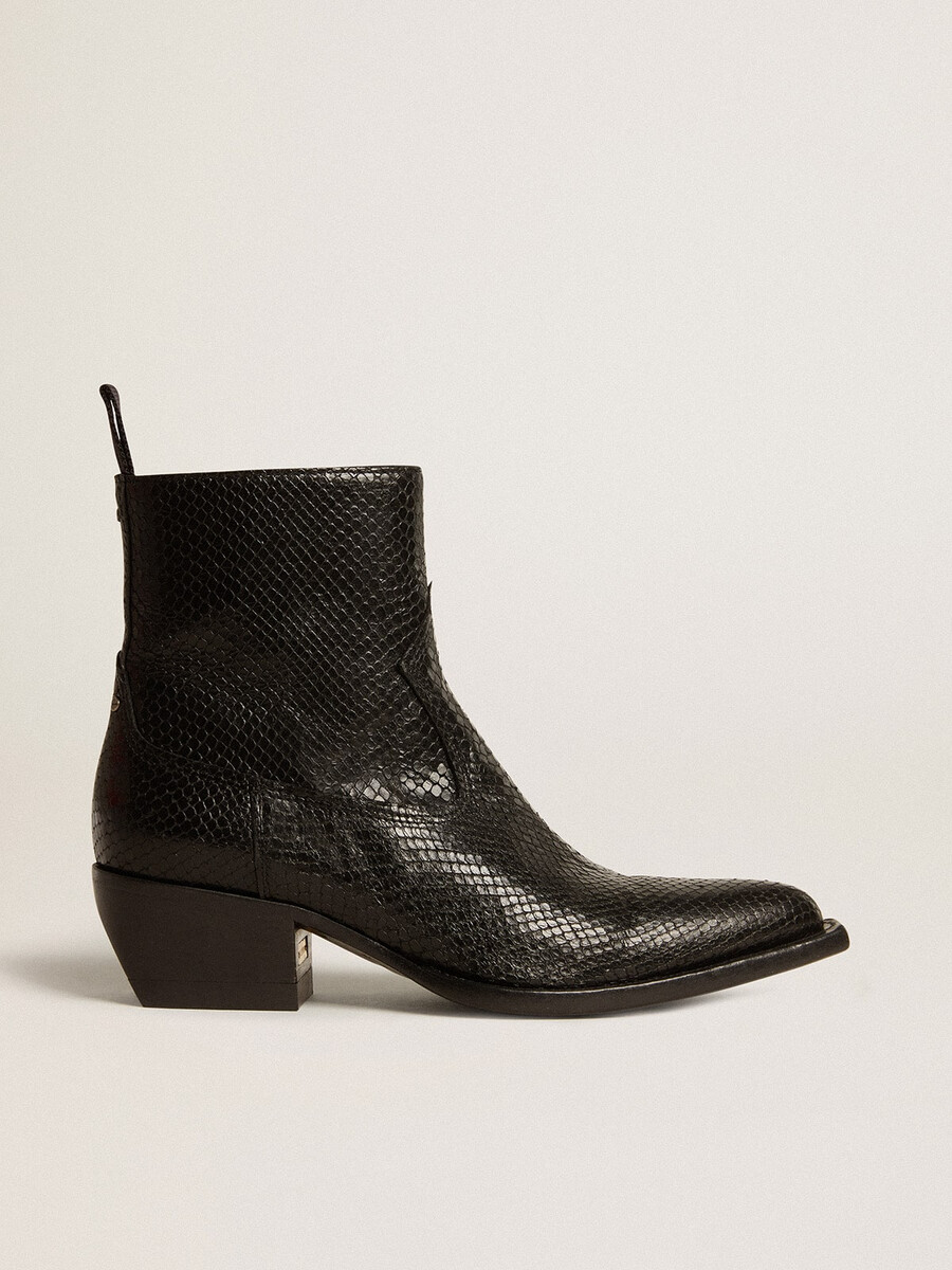 niedrige debbie-stiefel aus schwarzem leder mit schlangenmuster.