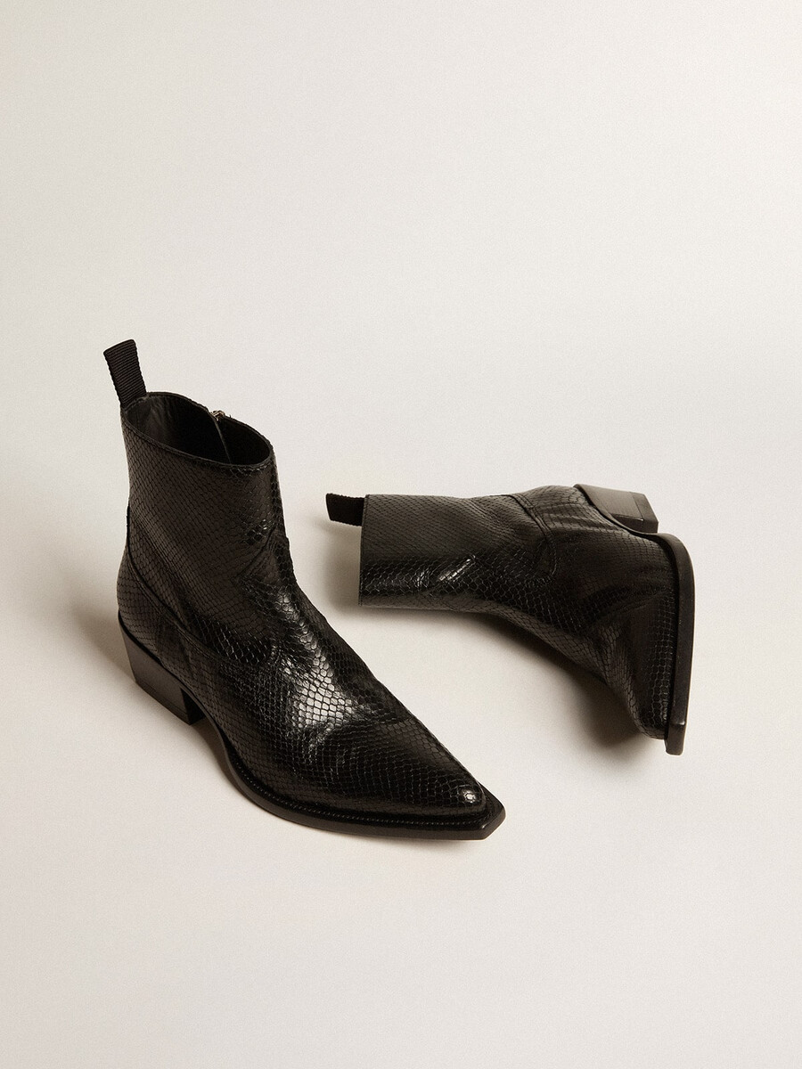 niedrige debbie-stiefel aus schwarzem leder mit schlangenmuster.