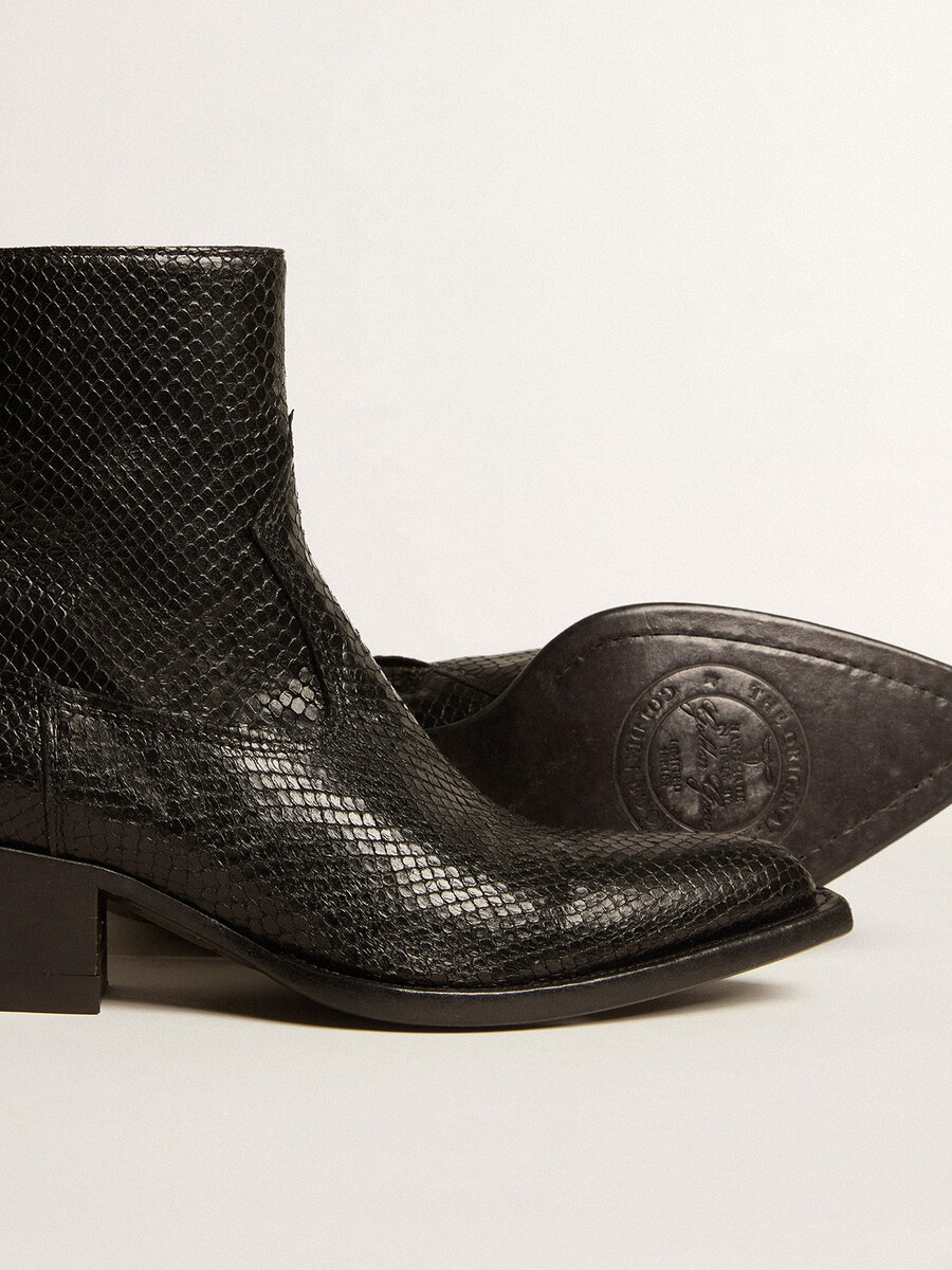 niedrige debbie-stiefel aus schwarzem leder mit schlangenmuster.
