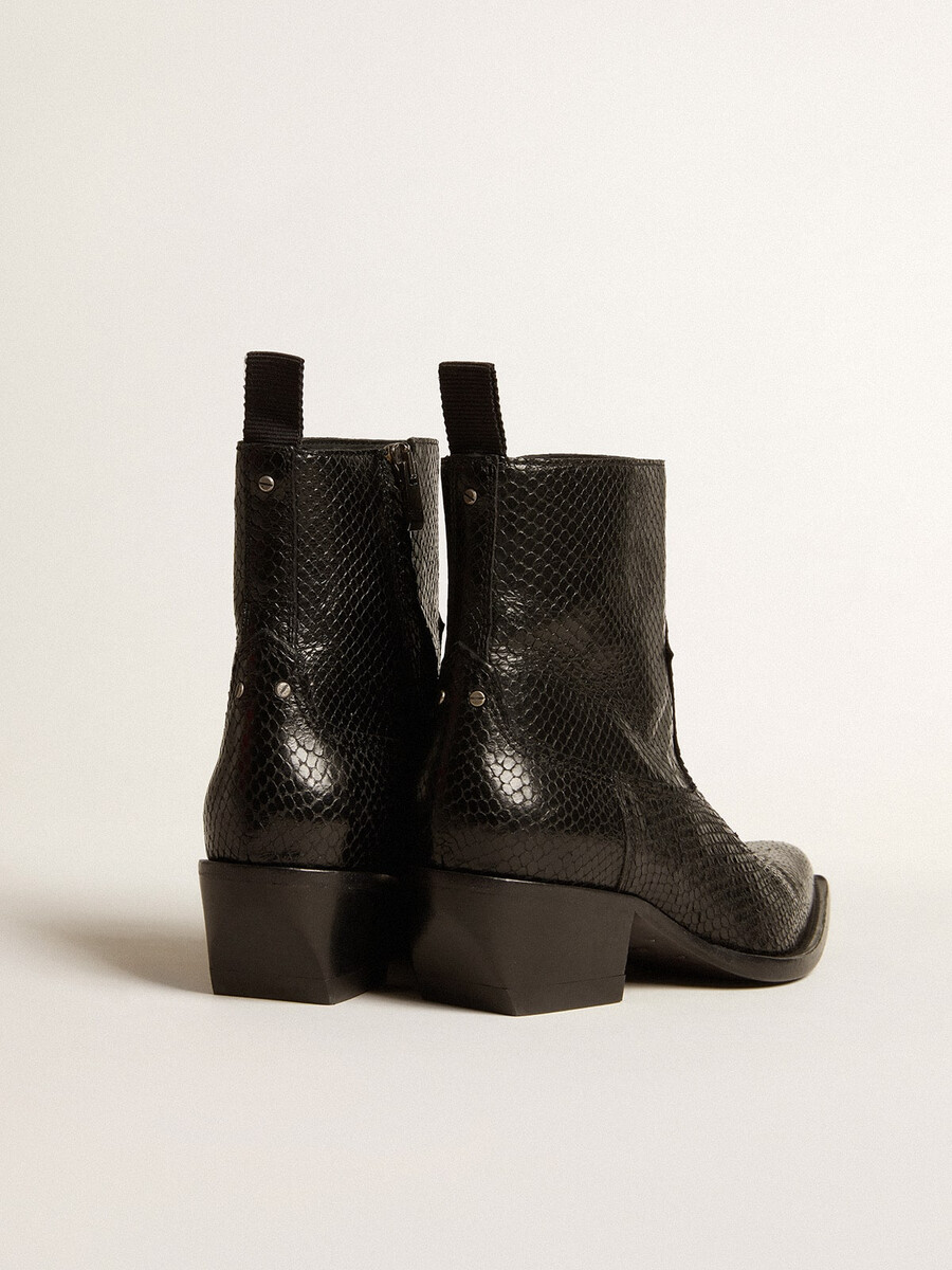 niedrige debbie-stiefel aus schwarzem leder mit schlangenmuster.
