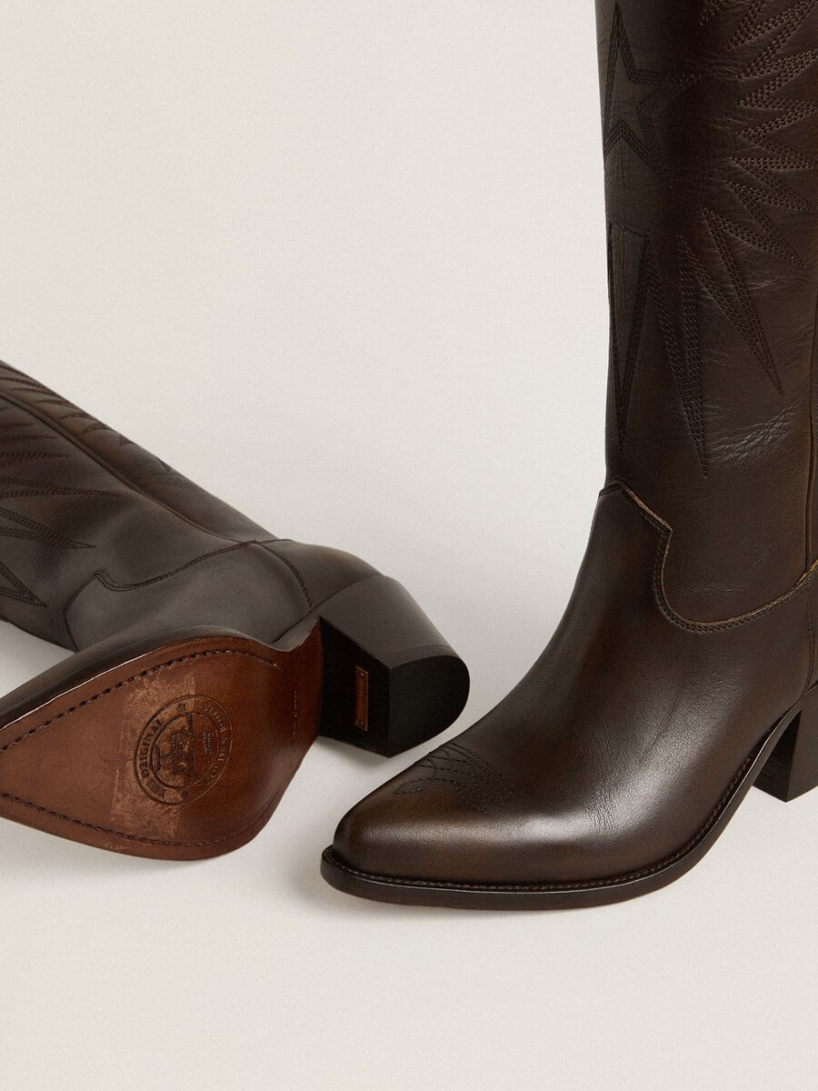 wish star stiefel aus dunkelbraunem leder mit ton-in-ton gesticktem stern
