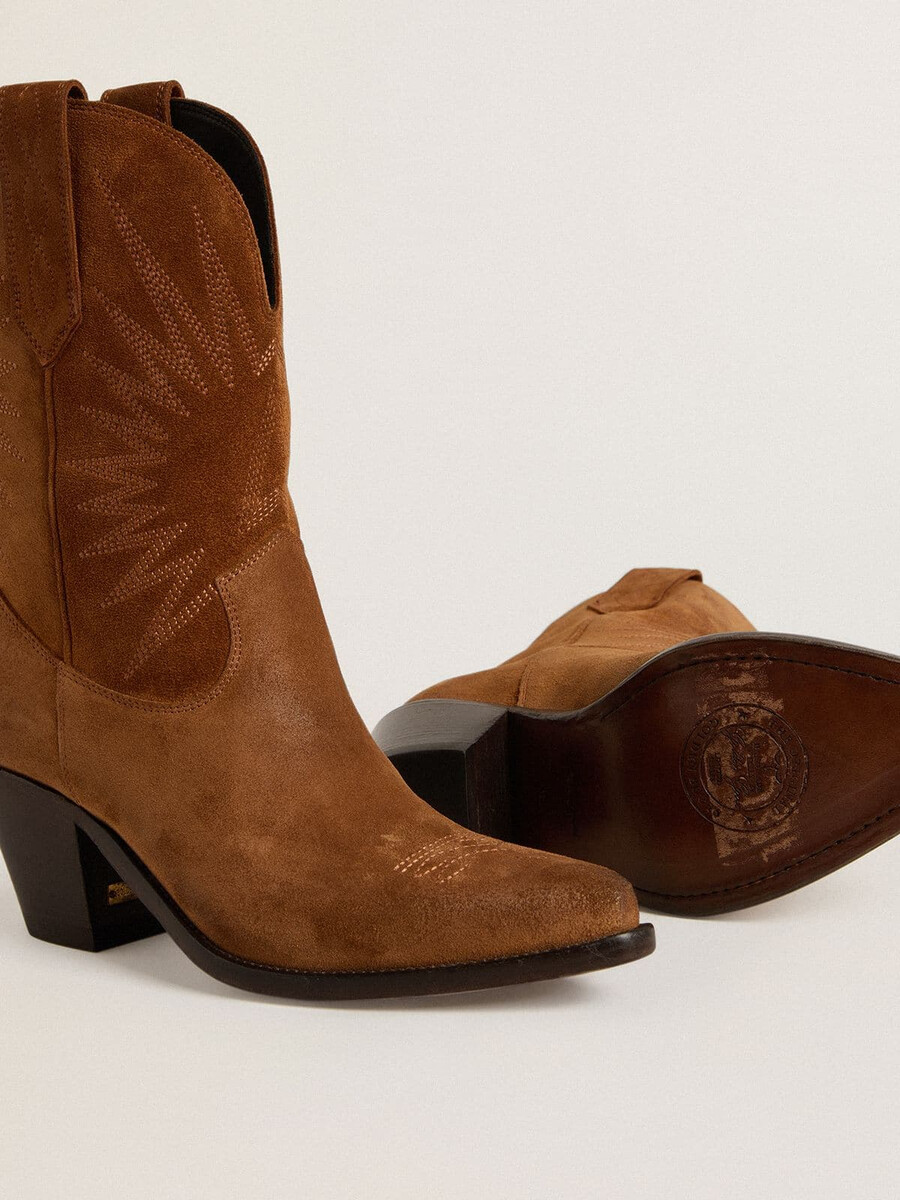 niedrige wish star stiefel aus cognacfarbenem wildleder mit ton-in-ton gesticktem stern
