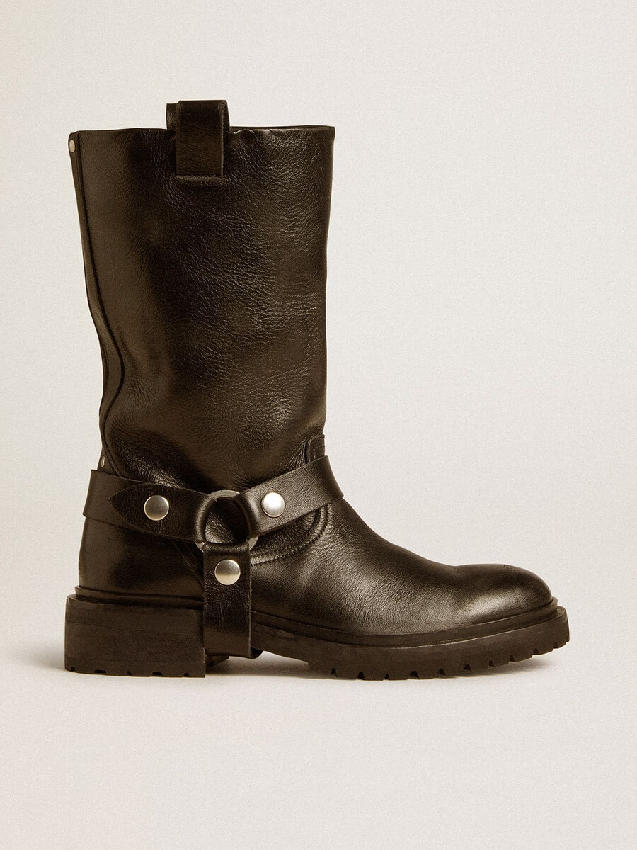 kurt-stiefel aus glänzend schwarzem leder mit silberfarbener schnalle und nieten
