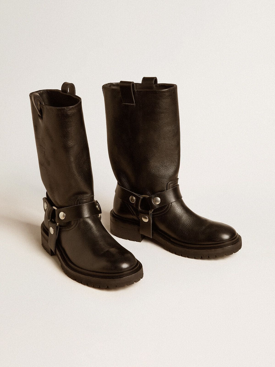 kurt-stiefel aus glänzend schwarzem leder mit silberfarbener schnalle und nieten