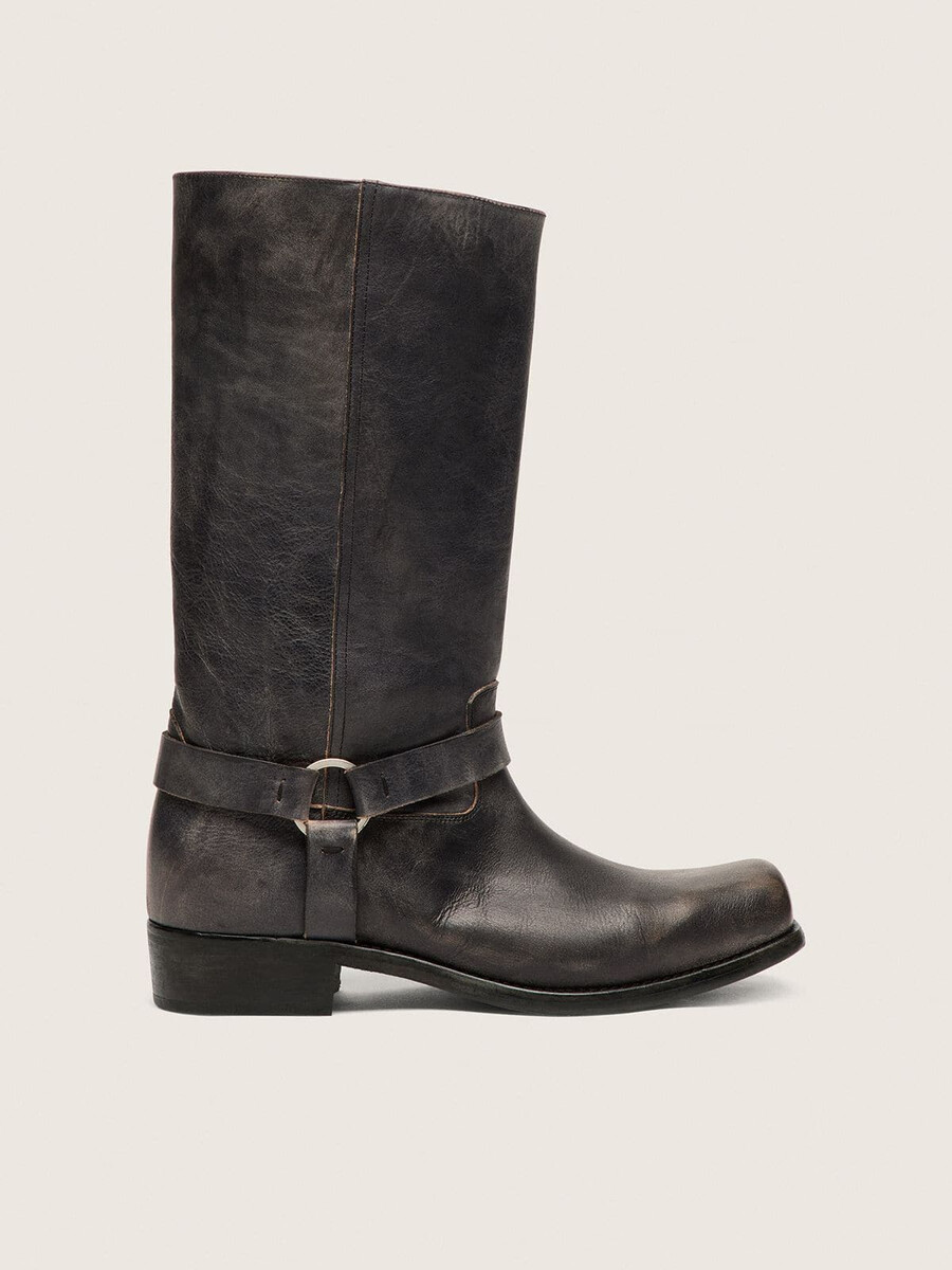 hohe bikerstiefel für damen aus schwarzem leder mit riemen und silberfarbener schnalle