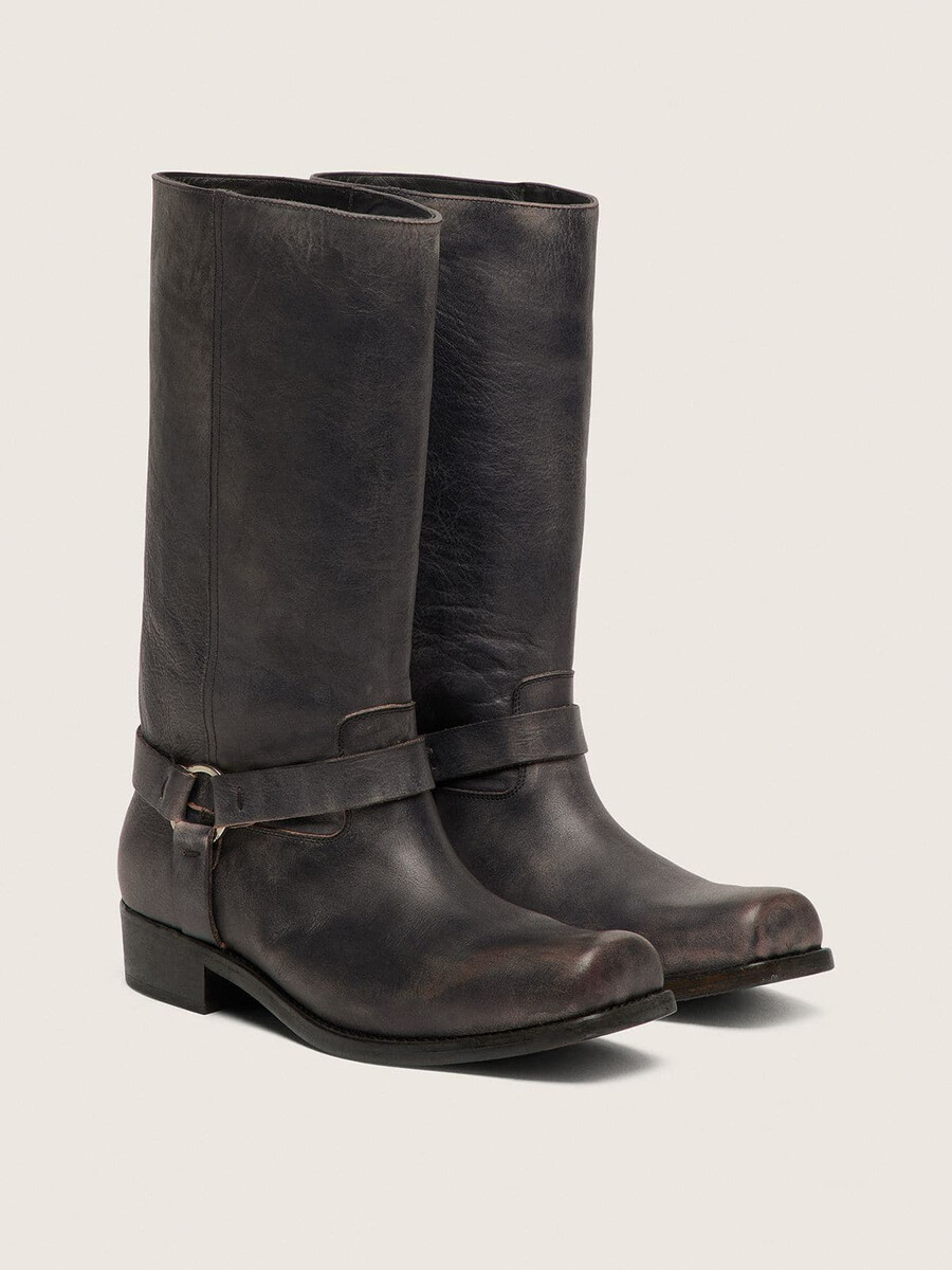 hohe bikerstiefel für damen aus schwarzem leder mit riemen und silberfarbener schnalle