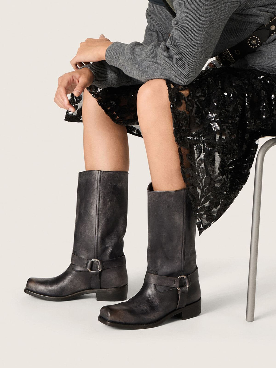 hohe bikerstiefel für damen aus schwarzem leder mit riemen und silberfarbener schnalle