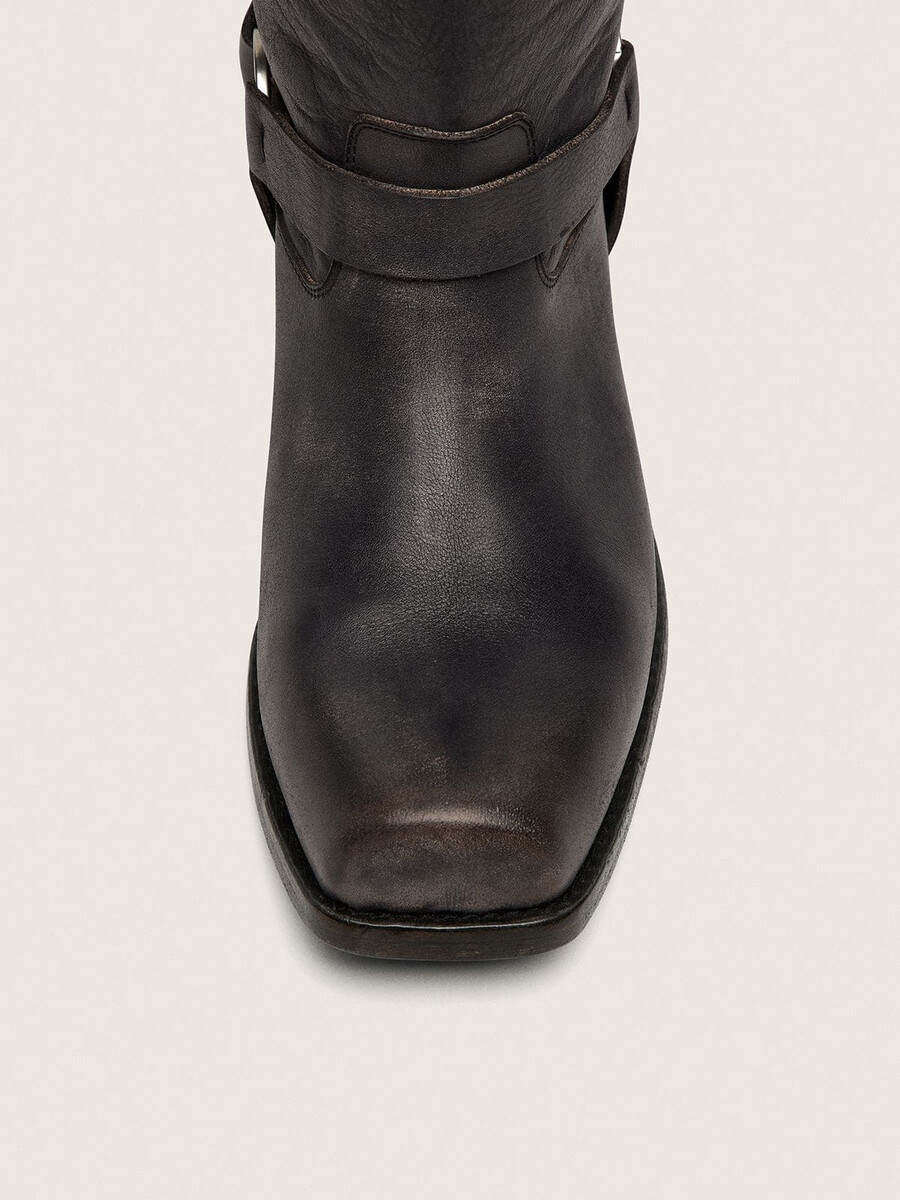 hohe bikerstiefel für damen aus schwarzem leder mit riemen und silberfarbener schnalle