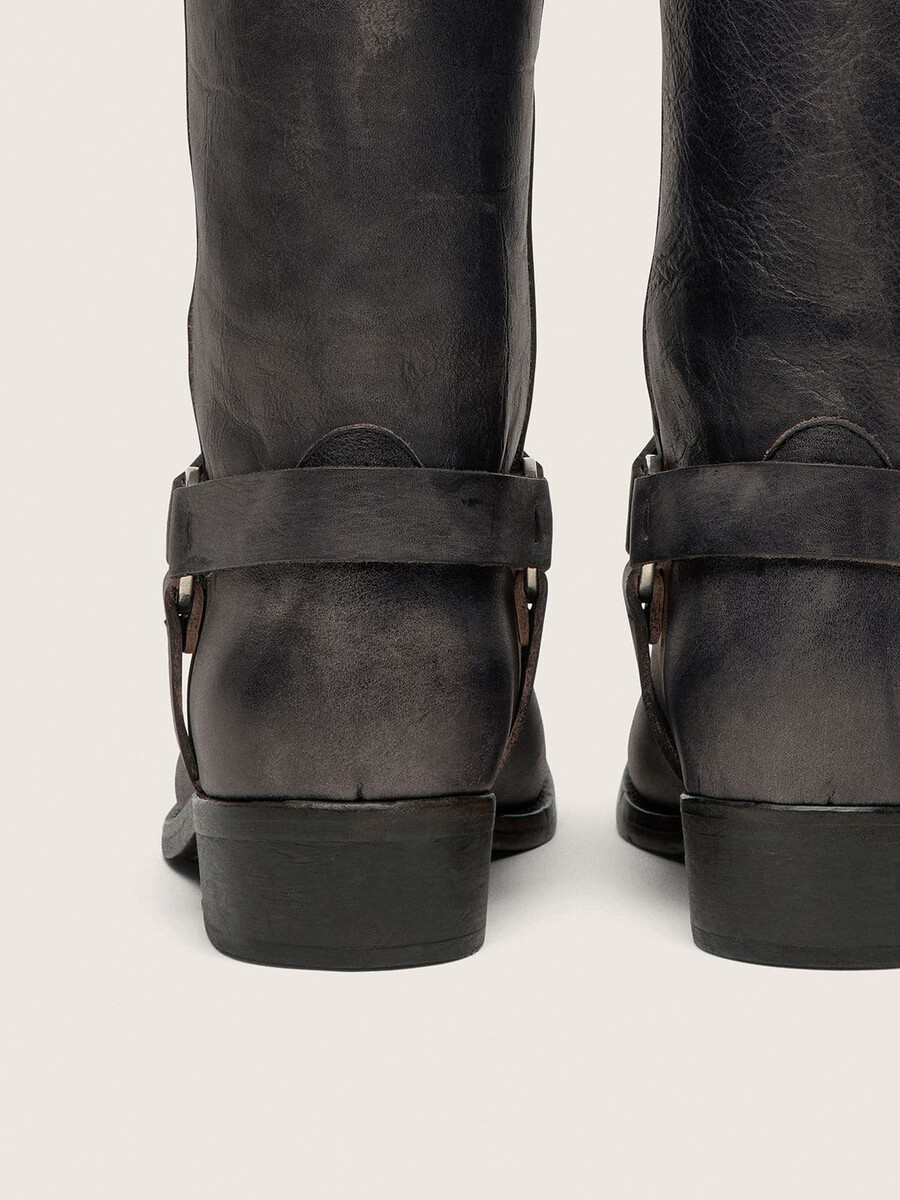 hohe bikerstiefel für damen aus schwarzem leder mit riemen und silberfarbener schnalle
