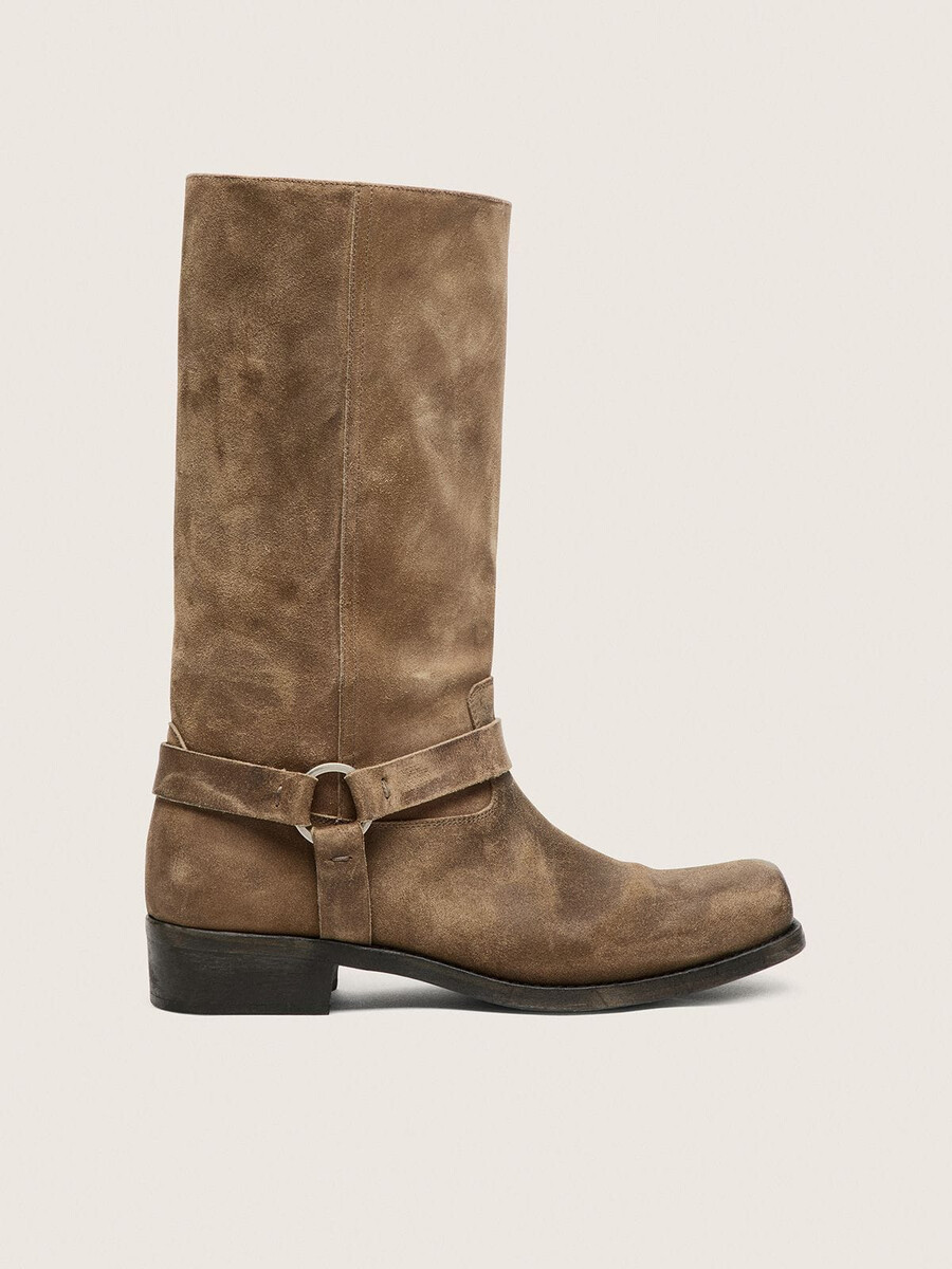 hohe bikerstiefel für damen aus dunkelbeigem gewachstem wildleder mit riemen und silberfarbener schnalle