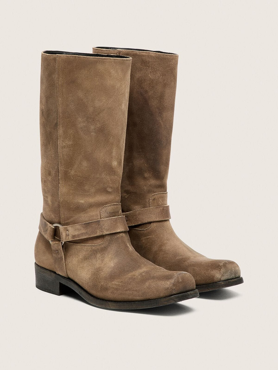 hohe bikerstiefel für damen aus dunkelbeigem gewachstem wildleder mit riemen und silberfarbener schnalle