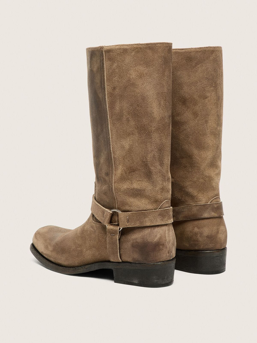 hohe bikerstiefel für damen aus dunkelbeigem gewachstem wildleder mit riemen und silberfarbener schnalle