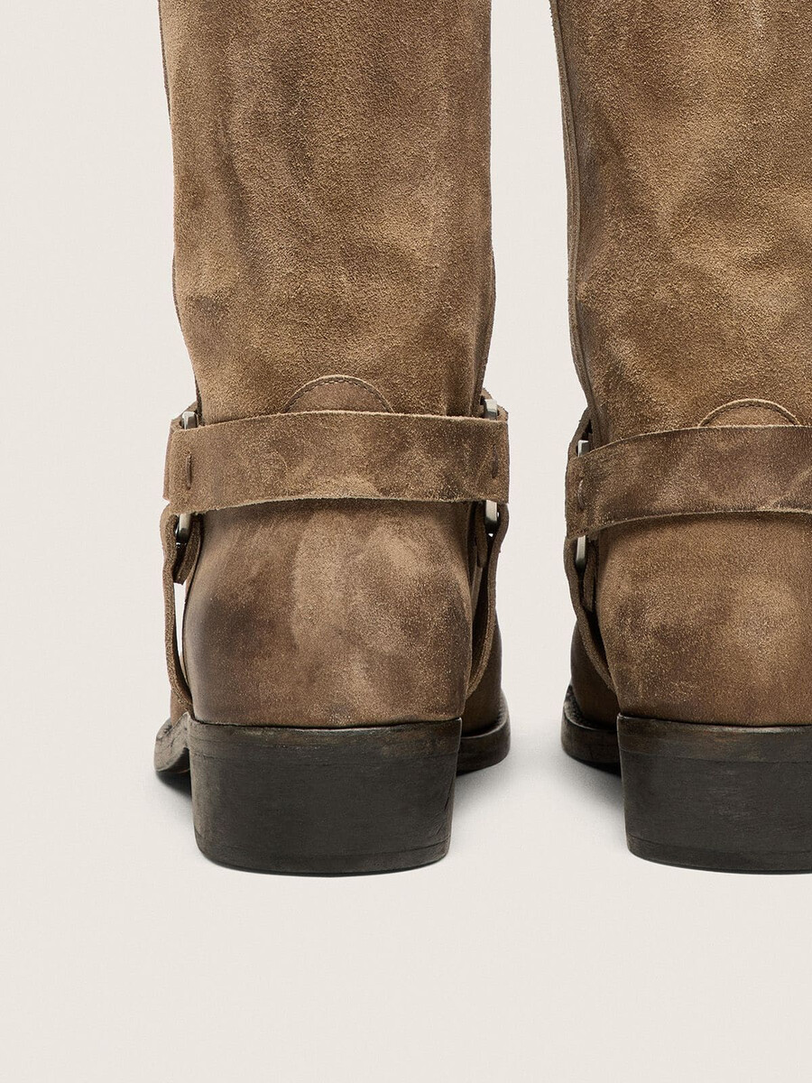 hohe bikerstiefel für damen aus dunkelbeigem gewachstem wildleder mit riemen und silberfarbener schnalle