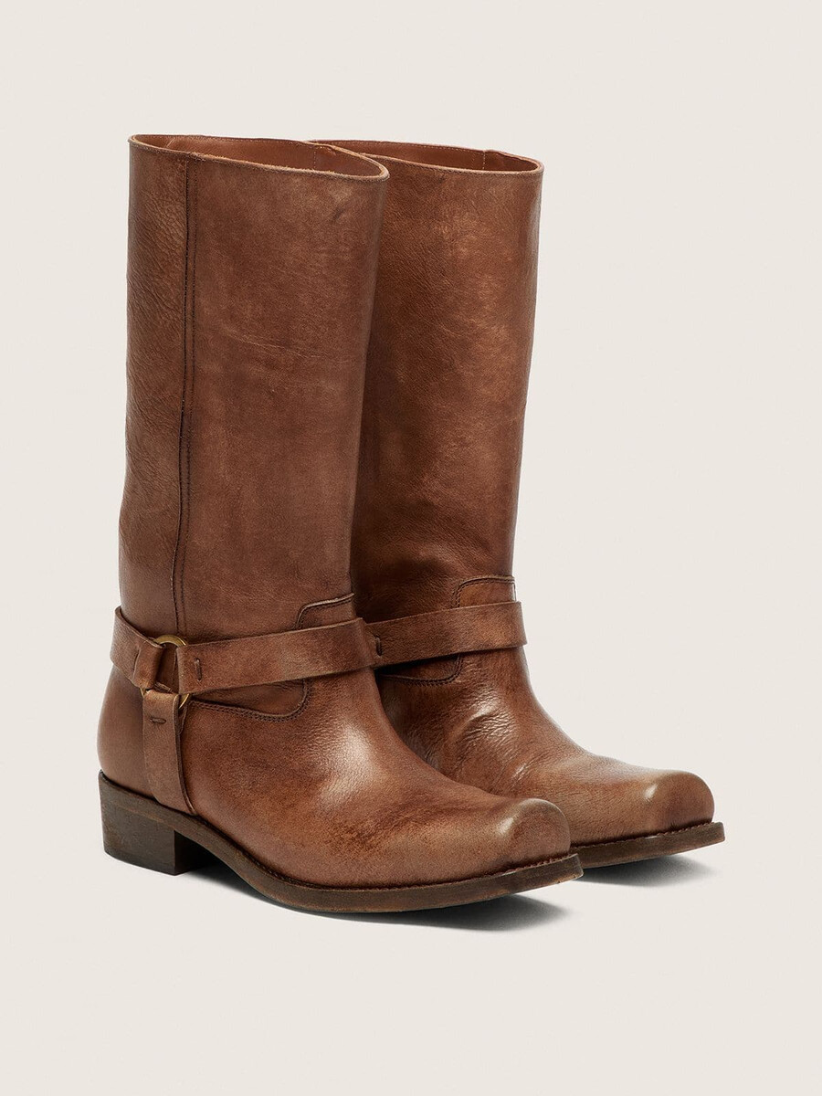 hohe bikerstiefel für damen aus braunem leder mit riemen und antikgoldfarbener schnalle