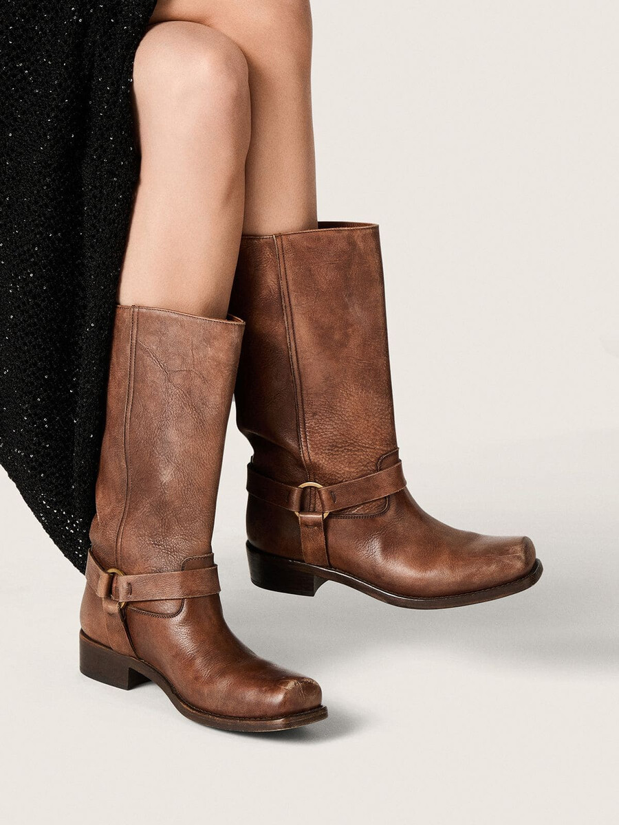 hohe bikerstiefel für damen aus braunem leder mit riemen und antikgoldfarbener schnalle