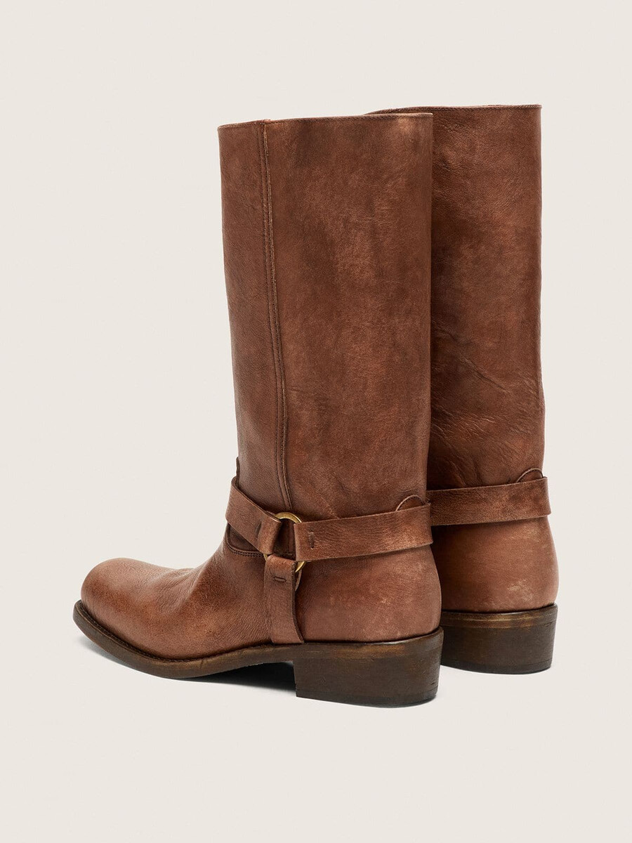 hohe bikerstiefel für damen aus braunem leder mit riemen und antikgoldfarbener schnalle