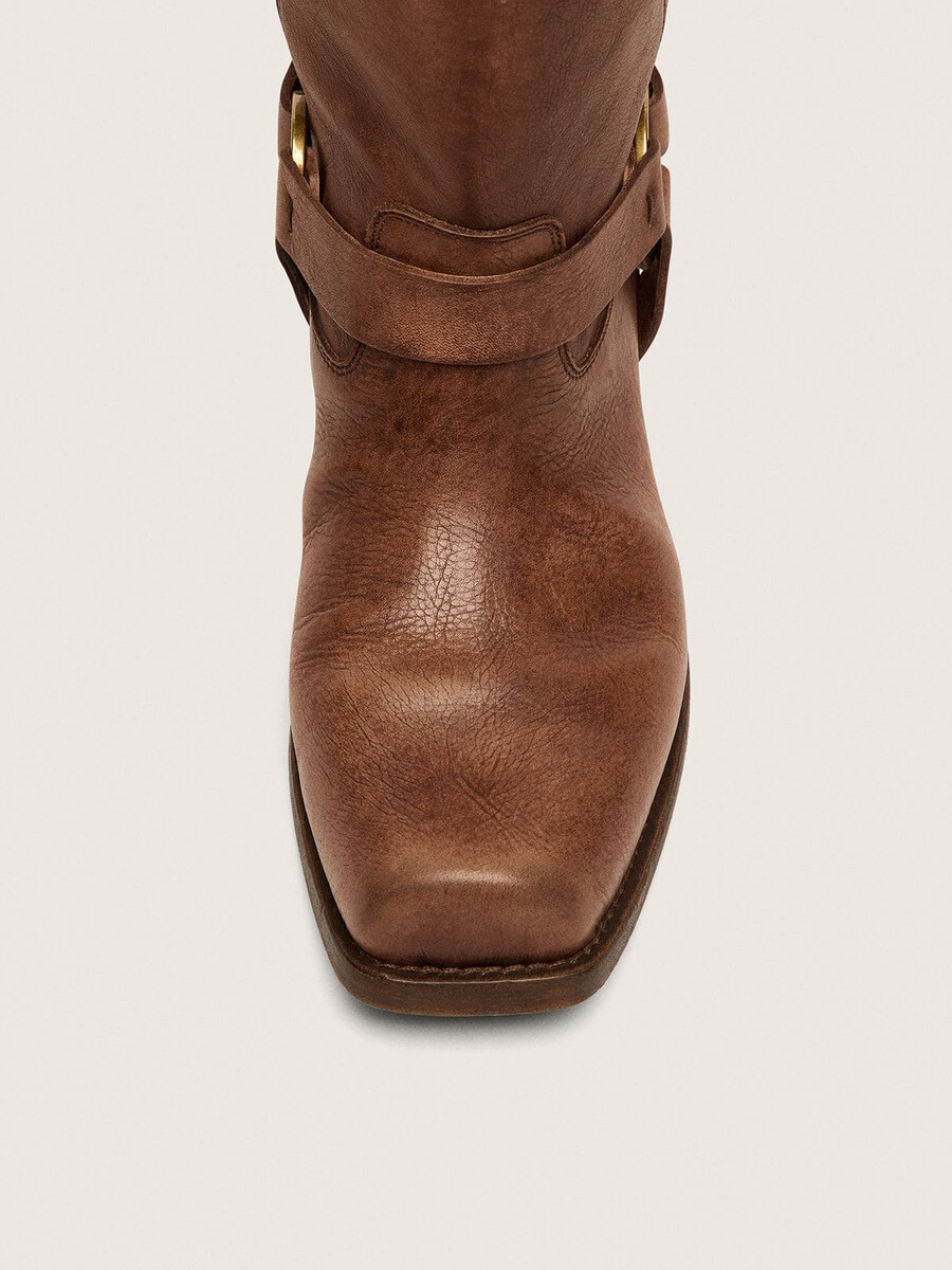 hohe bikerstiefel für damen aus braunem leder mit riemen und antikgoldfarbener schnalle