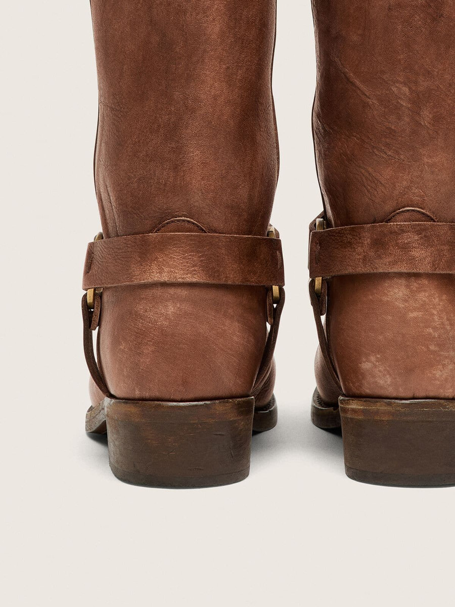 hohe bikerstiefel für damen aus braunem leder mit riemen und antikgoldfarbener schnalle