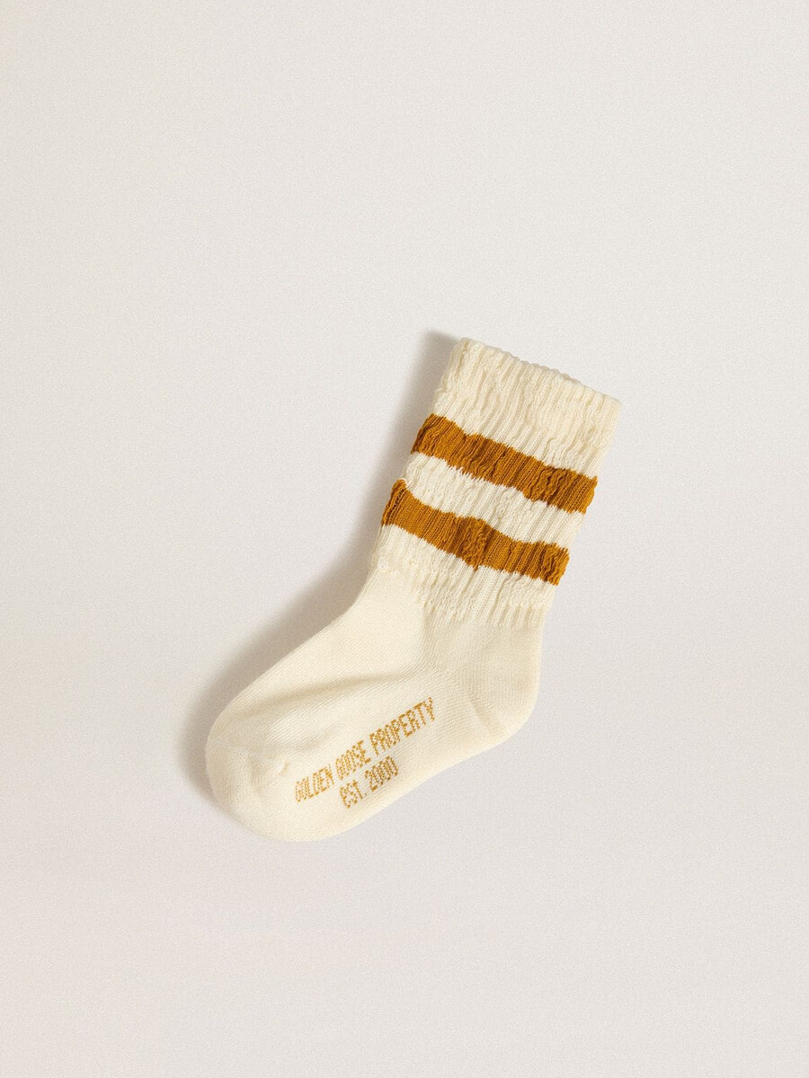 weiße kindersocken mit tabakfarbenen streifen